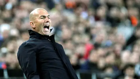 Zidane gesticula en la banda de Mestalla Zidane gesticula en la banda de Mestalla