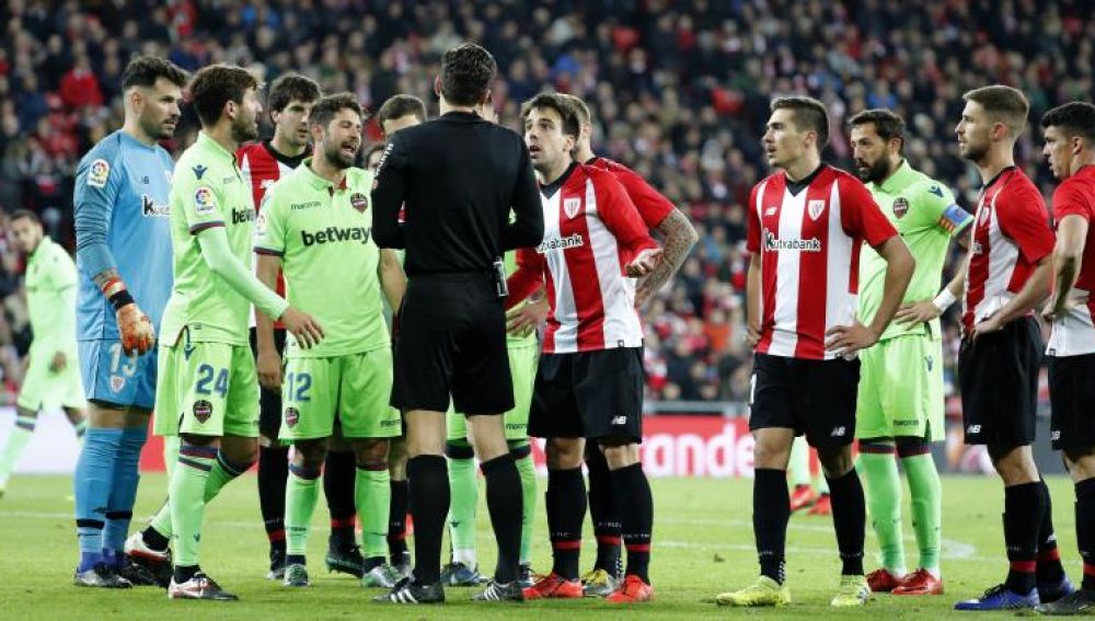 Los jugadores de Athletic y Levante protestan al árbitro