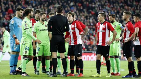 Los jugadores de Athletic y Levante protestan al &aacute;rbitro