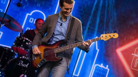 Pablo Casado sorprende tocando el bajo con una versi&oacute;n de 'Uptown funk'