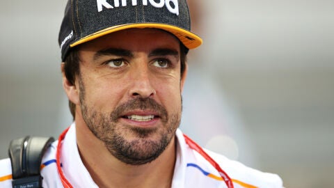 Fernando Alonso sonr&iacute;e en los test de Bar&eacute;in de F1