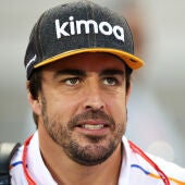 Fernando Alonso sonríe en los test de Baréin de F1