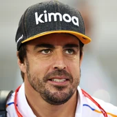 Fernando Alonso sonríe en los test de Baréin de F1 Fernando Alonso sonríe en los test de Baréin de F1