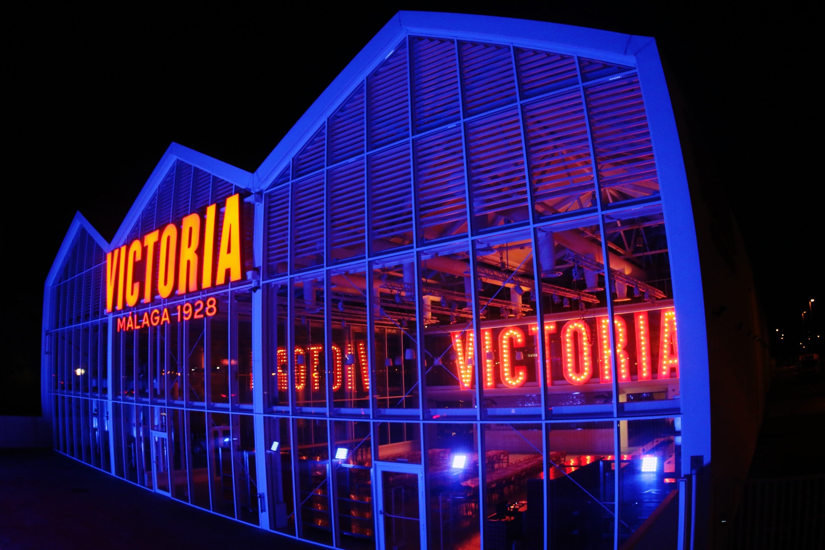 Cervezas Victoria se ilumina de azul Cervezas Victoria se ilumina de azul