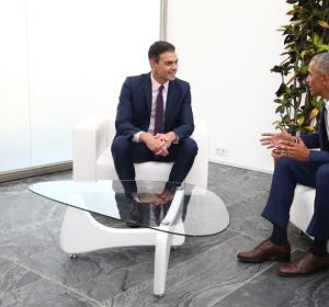 Pedro Sánchez y Barack Obama en un breve encuentro en Sevilla Pedro Sánchez y Barack Obama en un breve encuentro en Sevilla