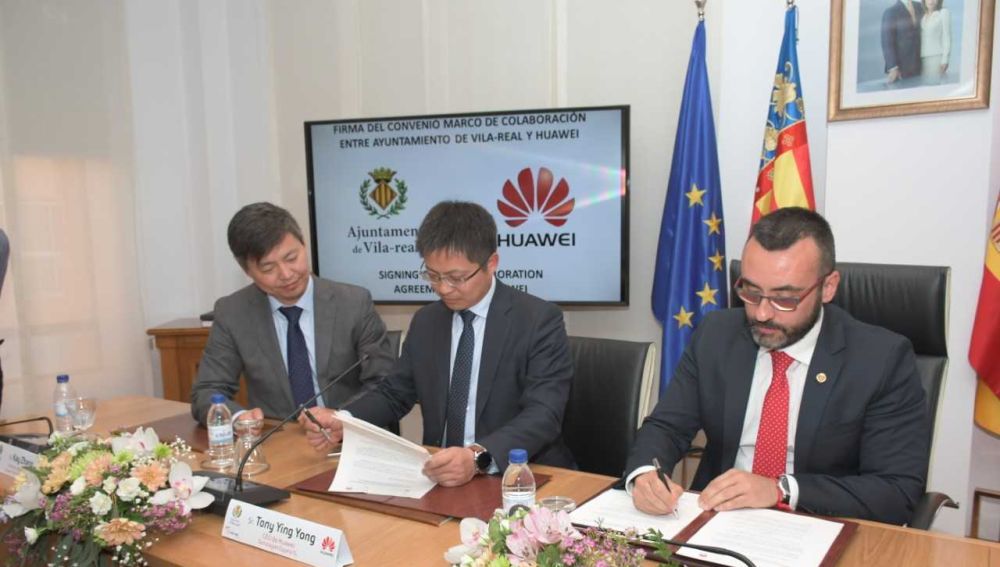 El alcalde de Vila-real José Benlloch i els respresentants de la multinacional Huawei durant la firma del conveni de col-laboració. 