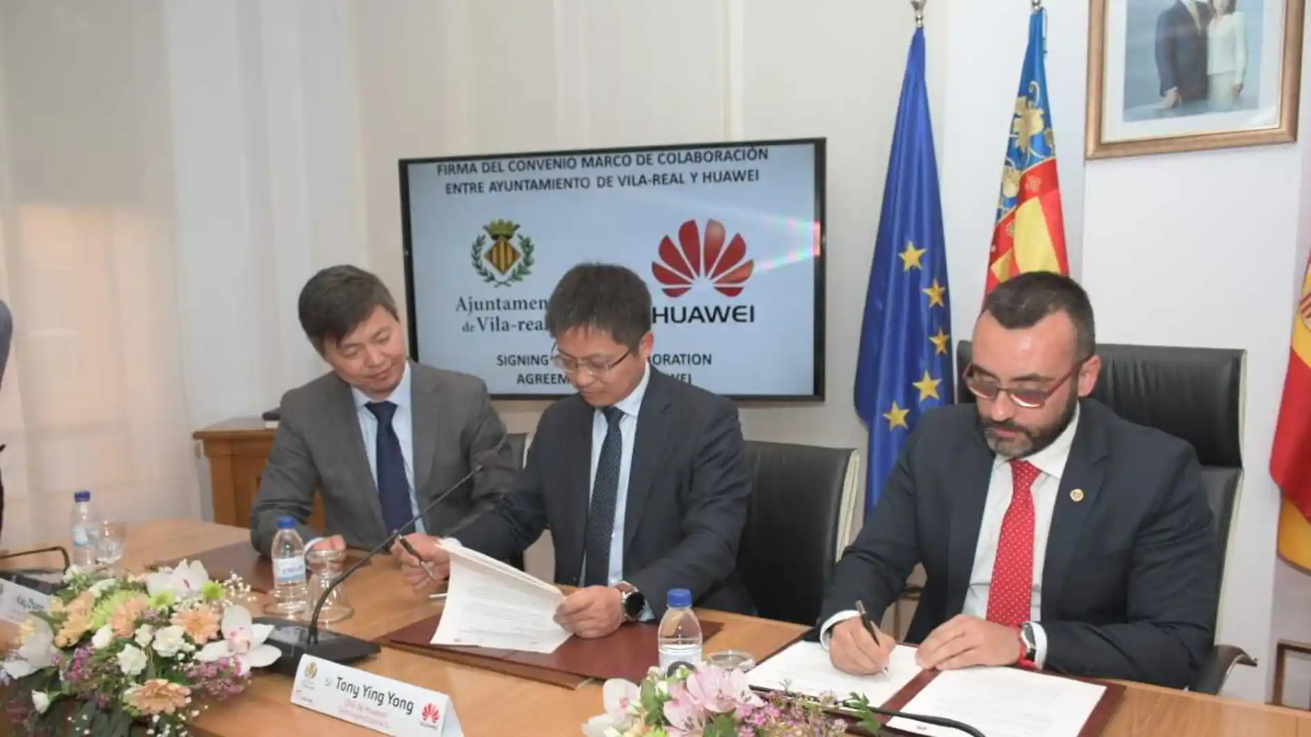 El alcalde de Vila-real José Benlloch i els respresentants de la multinacional Huawei durant la firma del conveni de col-laboració. 