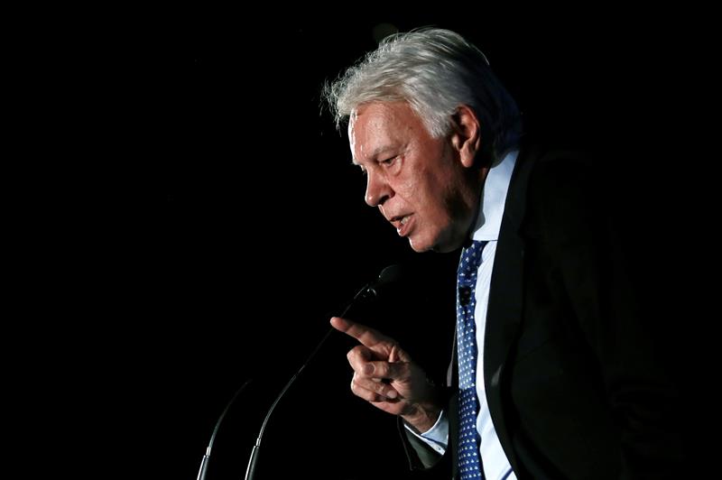 Felipe González critica que PSOE y Podemos se repartan primero los cargos y luego se hable de programa Felipe González critica que PSOE y Podemos se repartan primero los cargos y luego se hable de programa