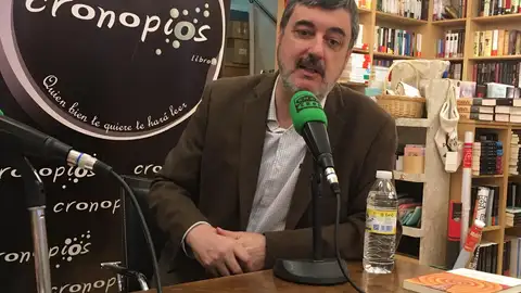 Murado presenta en Pontevedra "Tres minutos no aire" Entre micros e libros