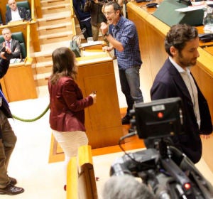Los parlamentarios del PP increpan al parlamentario de EH Bildu Julen Arzuaga Los parlamentarios del PP increpan al parlamentario de EH Bildu Julen Arzuaga