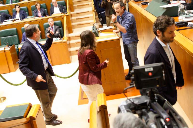 El SUP anuncia una querella contra el diputado de Bildu que comparó a policías con nazis en el Parlamento vasco El SUP anuncia una querella contra el diputado de Bildu que comparó a policías con nazis en el Parlamento vasco