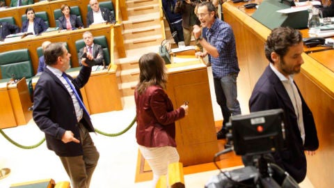 Los parlamentarios del PP increpan al parlamentario de EH Bildu Julen Arzuaga