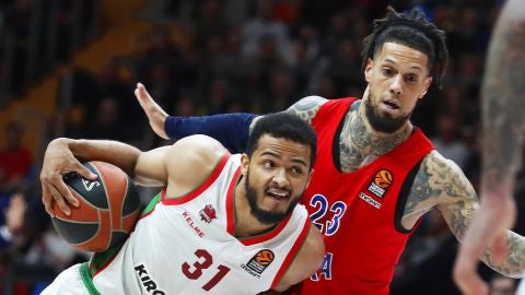 Daniel Hackett disputa un bal&oacute;n con Baskonia Shavon Shields