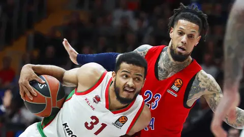 Daniel Hackett disputa un balón con Baskonia Shavon Shields Daniel Hackett disputa un balón con Baskonia Shavon Shields