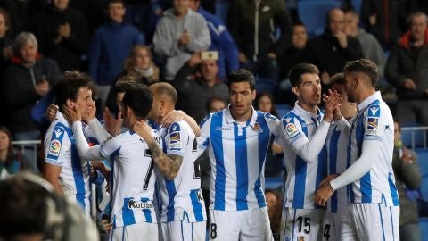 Los jugadores de la Real Sociedad celebran un gol ante el Betis