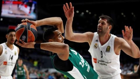 Felipe Reyes defiende una acci&oacute;n ante Brandon Davis