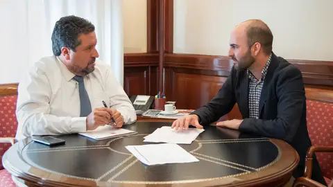 Presidente provincial, Javier Moliner, junto con el diputado Pablo Roig. Presidente provincial, Javier Moliner, junto con el diputado Pablo Roig.