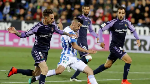 Michale Santos lanza a puerta ante la defensa del Valladolid Michale Santos lanza a puerta ante la defensa del Valladolid