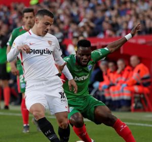Roque Mesa disputa un balón ante Wakaso Roque Mesa disputa un balón ante Wakaso