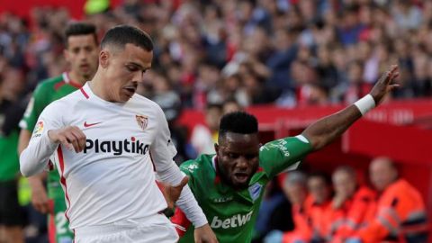 Roque Mesa disputa un bal&oacute;n ante Wakaso