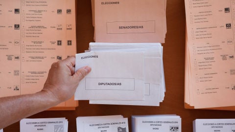 Sobres y papeletas de unas elecciones generales en Espa&ntilde;a