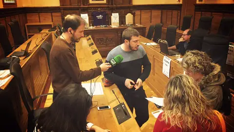 Encierro de vecinos y concejales en el Ayuntamiento de Gijón Plan de Vías