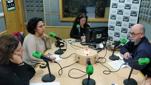 Cádiz en la Onda 4/4/2019 Es jueves y tenemos tertulia política. Hoy hablamos con representantes de diferentes partidos políticos sobre el carril bici, el aparcamiento en Cádiz y el intercambio temporal entre el Ayuntamiento y la Universidad de Cádiz del inmueble propiedad de la UCA en Calle Ancha con el Centro Cultural Reina Sofía, propiedad del Ayuntamiento y donde irá ubicado el Rectorado. Con Javi Ramírez (PSOE), Arturo Martínez (Ganar Cádiz en COmún), Carmen Sánchez (Partido popular) y Lucrecia Valverde (Ciudadanos). Modera Carmen Paúl.