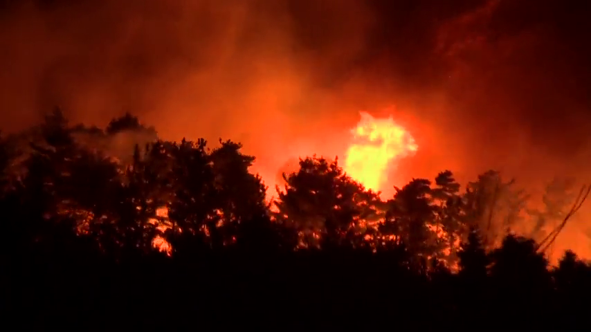 El incendio de Castell sigue activo, pero el fuego ya se ha estabilizado El incendio de Castell sigue activo, pero el fuego ya se ha estabilizado