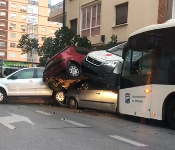 Un conductor de la EMT sufre un infarto y colisiona con varios vehículos estacionados Un conductor de la EMT sufre un infarto y colisiona con varios vehículos estacionados