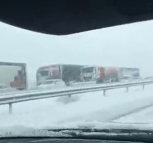 Un accidente múltiple y la nieve provocan retenciones en la A-1 a la Somosierra Un accidente múltiple y la nieve provocan retenciones en la A-1 a la Somosierra