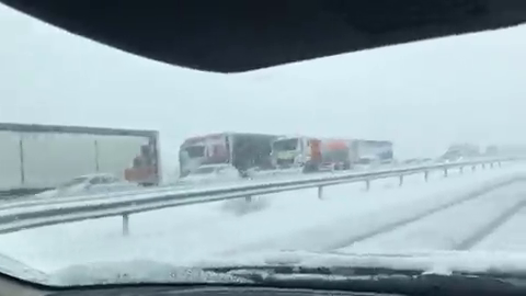 La nieve y un accidente múltiple complica la circulación en la provincia de Segovia La nieve y un accidente múltiple complica la circulación en la provincia de Segovia