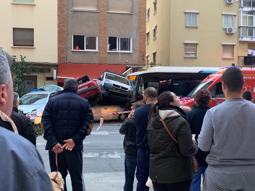Un conductor de la EMT se desvanece y colisiona con varios vehículos Un conductor de la EMT se desvanece y colisiona con varios vehículos