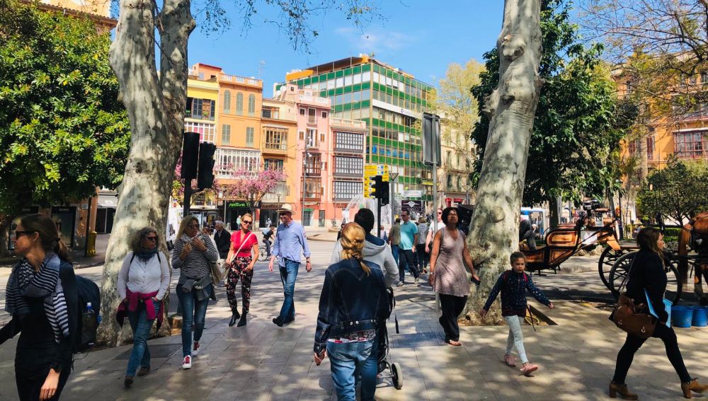 Residentes y turistas paseando por Es Born, en el centro de Palma 