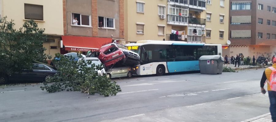 Los coches arrollados por el autobús en Málaga Los coches arrollados por el autobús en Málaga