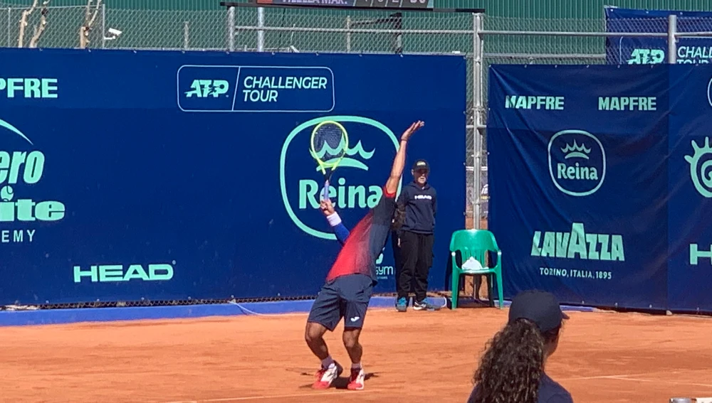 Mario Vilella se dispone a sacar en el Ferrero Challenger Open 2019.
