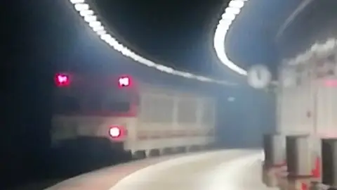 Un tren accede a la estación de Renfe Elche-Parque Un tren accede a la estación de Renfe Elche-Parque