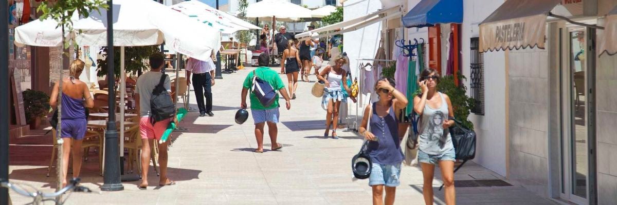 Turistas paseando por Sant Francesc, en Formentera. Turistas paseando por Sant Francesc, en Formentera.