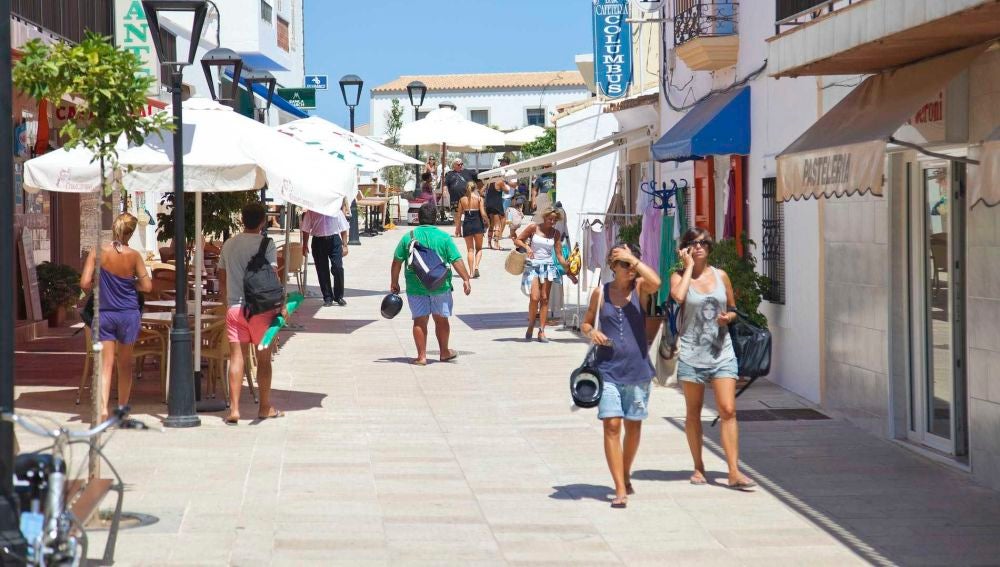 Turistas paseando por Sant Francesc, en Formentera. 