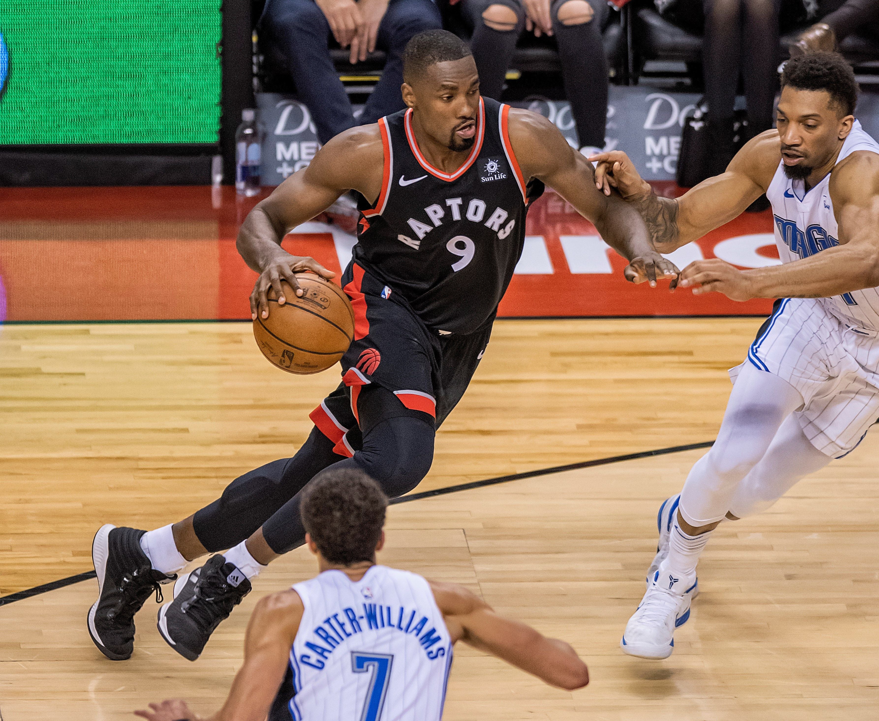 Los Raptors caen ante los Hornets pese al doble-doble de Ibaka Los Raptors caen ante los Hornets pese al doble-doble de Ibaka