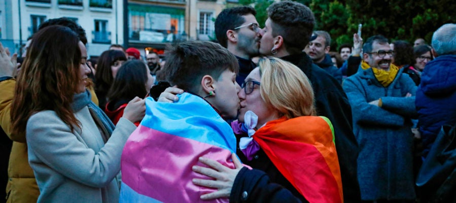 Cientos de personas denuncian con una 'besada' que su amor "no se cura" Cientos de personas denuncian con una 'besada' que su amor "no se cura"