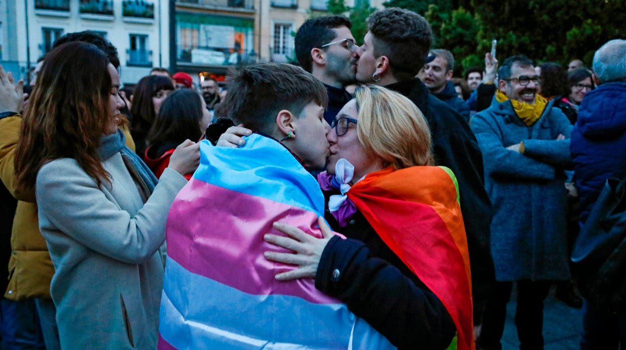 Cientos de personas denuncian con una 'besada' que su amor "no se cura" Cientos de personas denuncian con una 'besada' que su amor "no se cura"