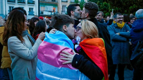Cientos de personas denuncian con una 'besada' que su amor "no se cura"