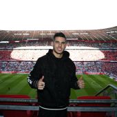 Lucas Hernández posa sonriente en el Allianz Arena