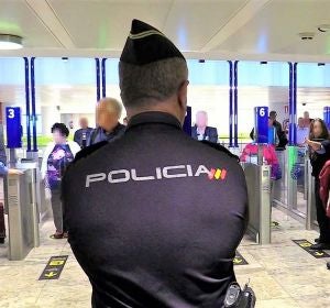 Agente de la Policía Nacional en el Aeropuerto Alicante-Elche Agente de la Policía Nacional en el Aeropuerto Alicante-Elche
