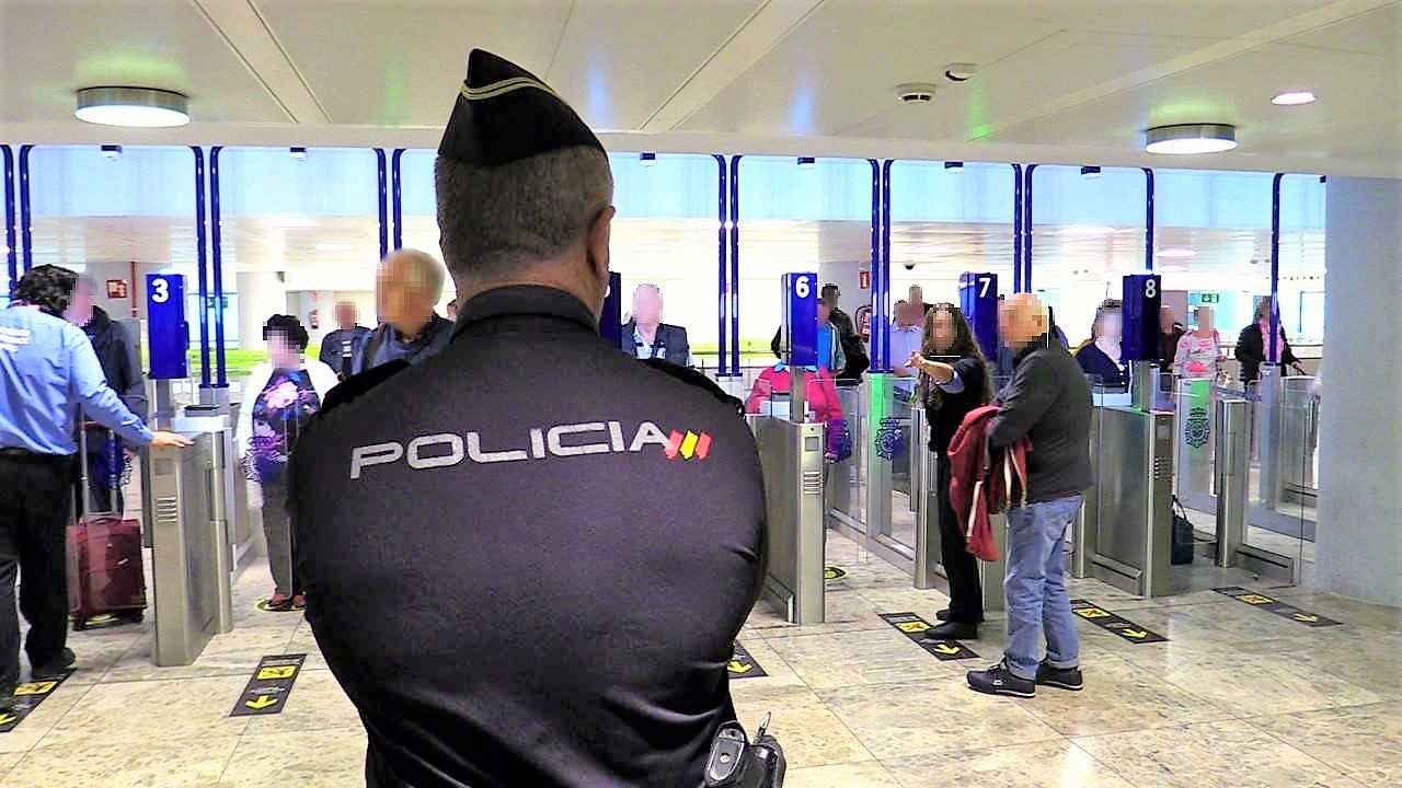 La Policía Nacional arresta a dos personas en el aeropuerto de El Altet que pretendían viajar a Londres con 400 gramos de hachís La Policía Nacional arresta a dos personas en el aeropuerto de El Altet que pretendían viajar a Londres con 400 gramos de hachís