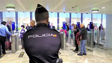 Un agente de la Policía Nacional Un agente de la Policía Nacional