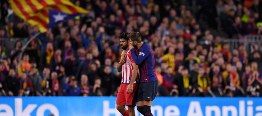 Piqué acompaña a Diego Costa Piqué acompaña a Diego Costa