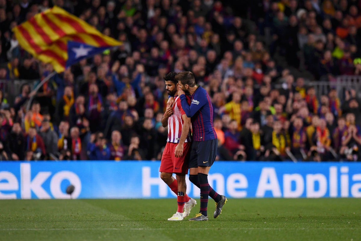 Diego Costa noquea al Atlético en el Camp Nou: roja directa por desconsideración al árbitro en el minuto 28 Diego Costa noquea al Atlético en el Camp Nou: roja directa por desconsideración al árbitro en el minuto 28