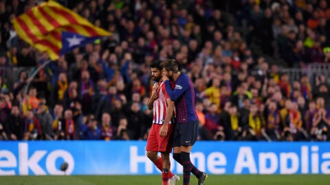 Piqu&eacute; acompa&ntilde;a a Diego Costa 
