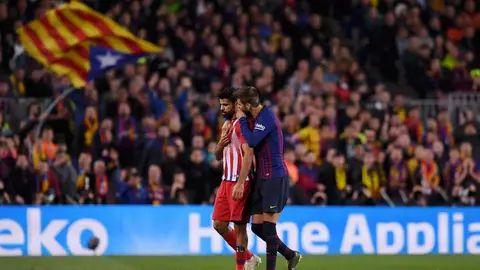 Piqué acompaña a Diego Costa Piqué acompaña a Diego Costa